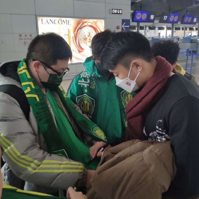 　　　　排场来讲，天然要比第一部进级，驾飞机、炸坦克、轰贼巢一个不落，片中还特地放置史泰龙、施瓦辛格、威利斯三人一同扫射贼寇，这个画面极其经典，他们三人是美国80年月动作片的天王巨星，影响力就犹如李小龙、成龙、李连杰站在一路一般，那是相当的怀旧和蔼场壮大，使影迷告竣几十年未成的宿愿，老牌动作巨星的银幕最终传奇，就要靠《敢死队》系列来书写了。
